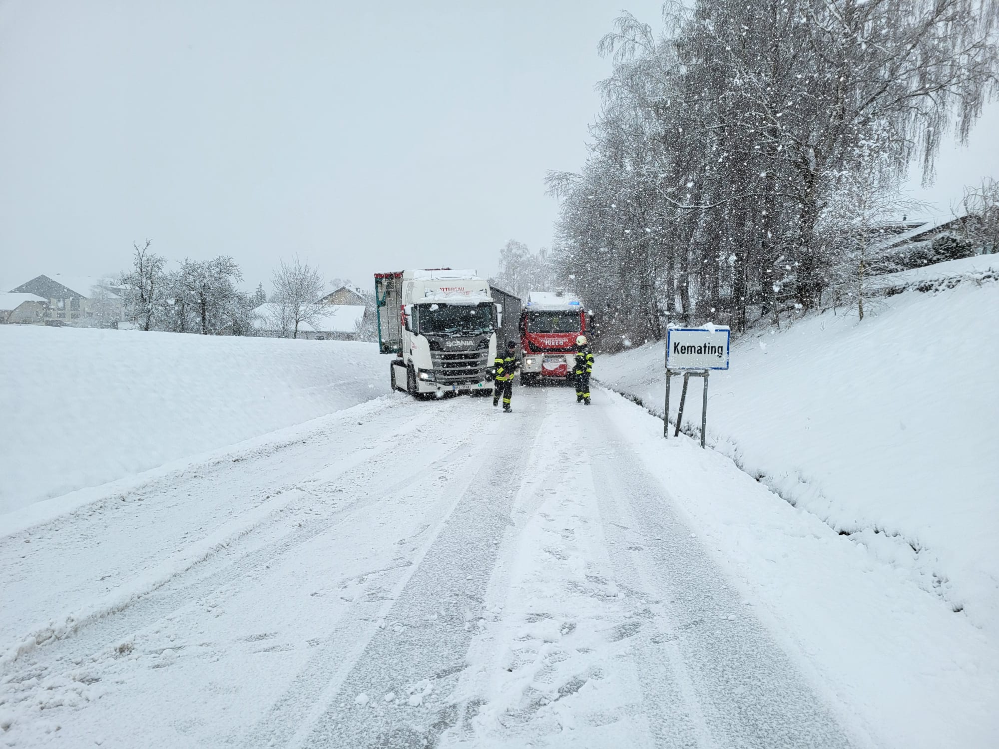 FahrzeugbergungEN nach Neuschneefall am 02.02.2023